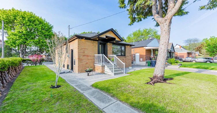 16 Boem Avenue, Toronto, ON, M1R 3T1