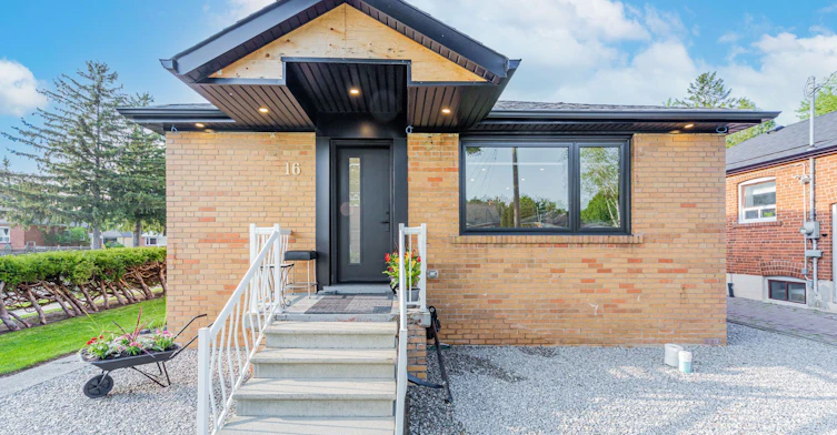 16 Boem Avenue, Toronto, ON, M1R 3T1 - 2