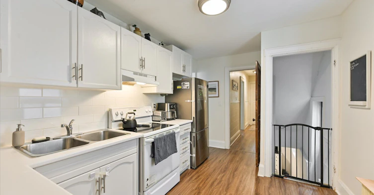 31 Lesmount Avenue, Toronto, ON, M4J 3V5 - 12