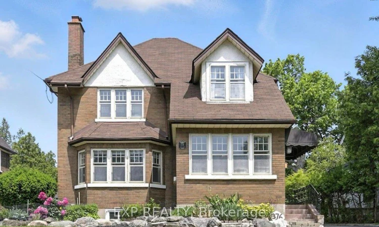 376 King Street E