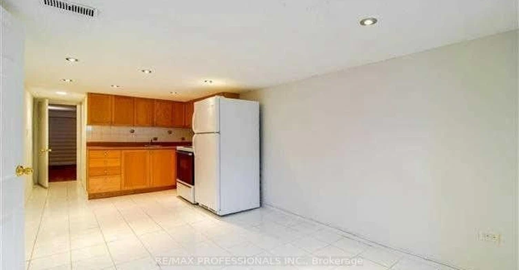 Lower-34 Glenside Avenue, Toronto, ON, M4L 2T5 - 4