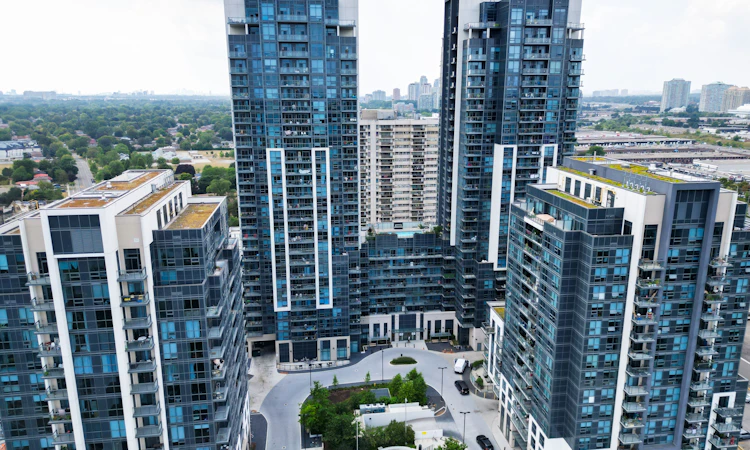707-30 Meadowglen Place W