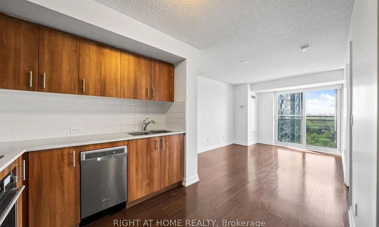 1505-255 Village Green Square