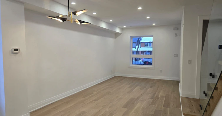 9 Alton Avenue, Toronto, ON, M4L 2M3 - 4
