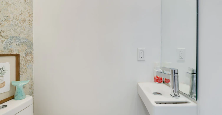 37 Craven Road, Toronto, ON, M4L 2Z4 - 7