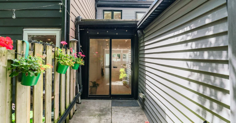 37 Craven Road, Toronto, ON, M4L 2Z4 - 25