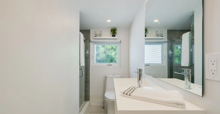 37 Craven Road, Toronto, ON, M4L 2Z4 - 23