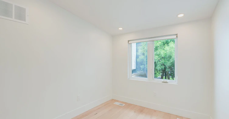 37 Craven Road, Toronto, ON, M4L 2Z4 - 21