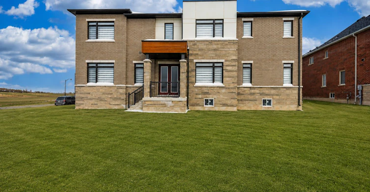 2215 Crystal Drive, Oshawa, ON, L1L 0W7 - 3
