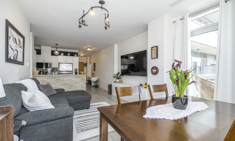 514-44 Bond Street W
