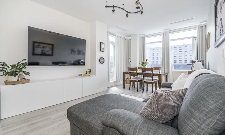 514-44 Bond Street W