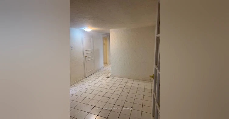 Lower-730 Logan Avenue, Toronto, ON, M4K 3C6 - 4