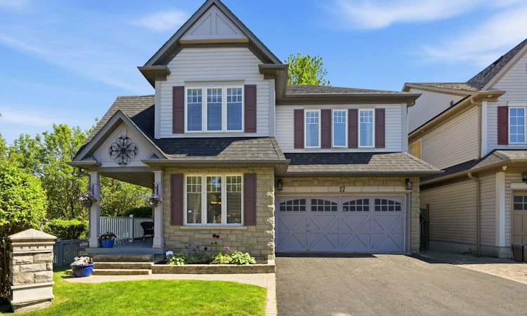 17 Robert Attersley Drive E