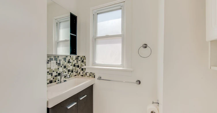 Upper-2066 Gerrard Street E, Toronto, ON, M4E 2B5 - 8