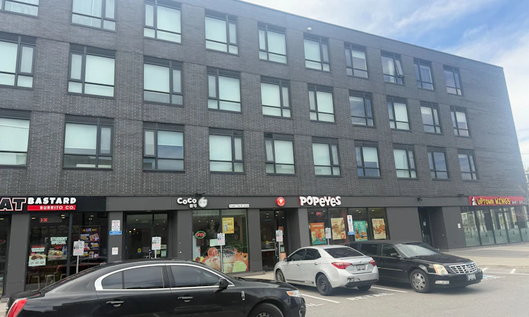 302-1800 Simcoe Street N