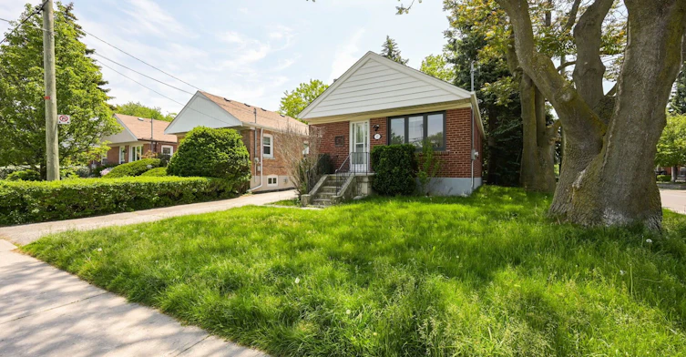 Lower-17 Park Street, Toronto, ON, M1N 2N3