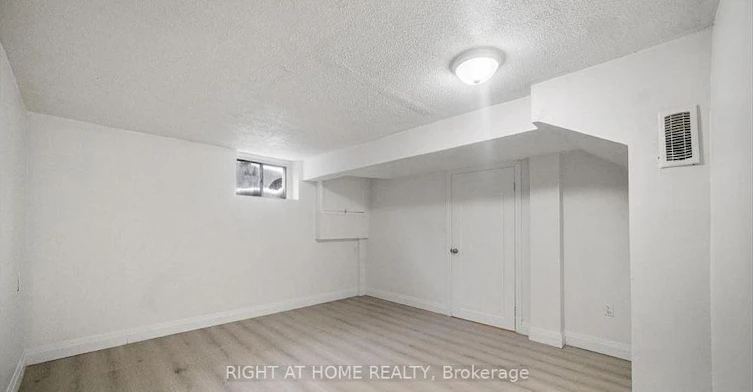 Lower-484 Phillip Murray Avenue, Oshawa, ON, L1J 1H5 - 9