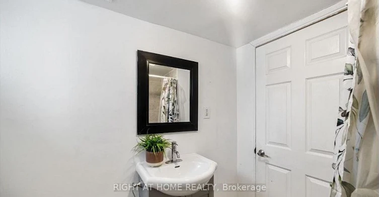 Lower-484 Phillip Murray Avenue, Oshawa, ON, L1J 1H5 - 12