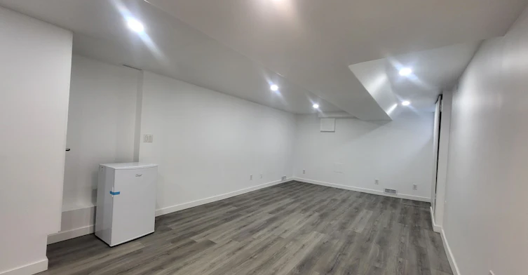 Lower-975 Broadview Avenue, Toronto, ON, M4K 2R9 - 2