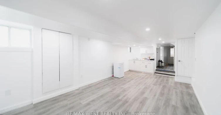Lower-975 Broadview Avenue, Toronto, ON, M4K 2R9 - 4