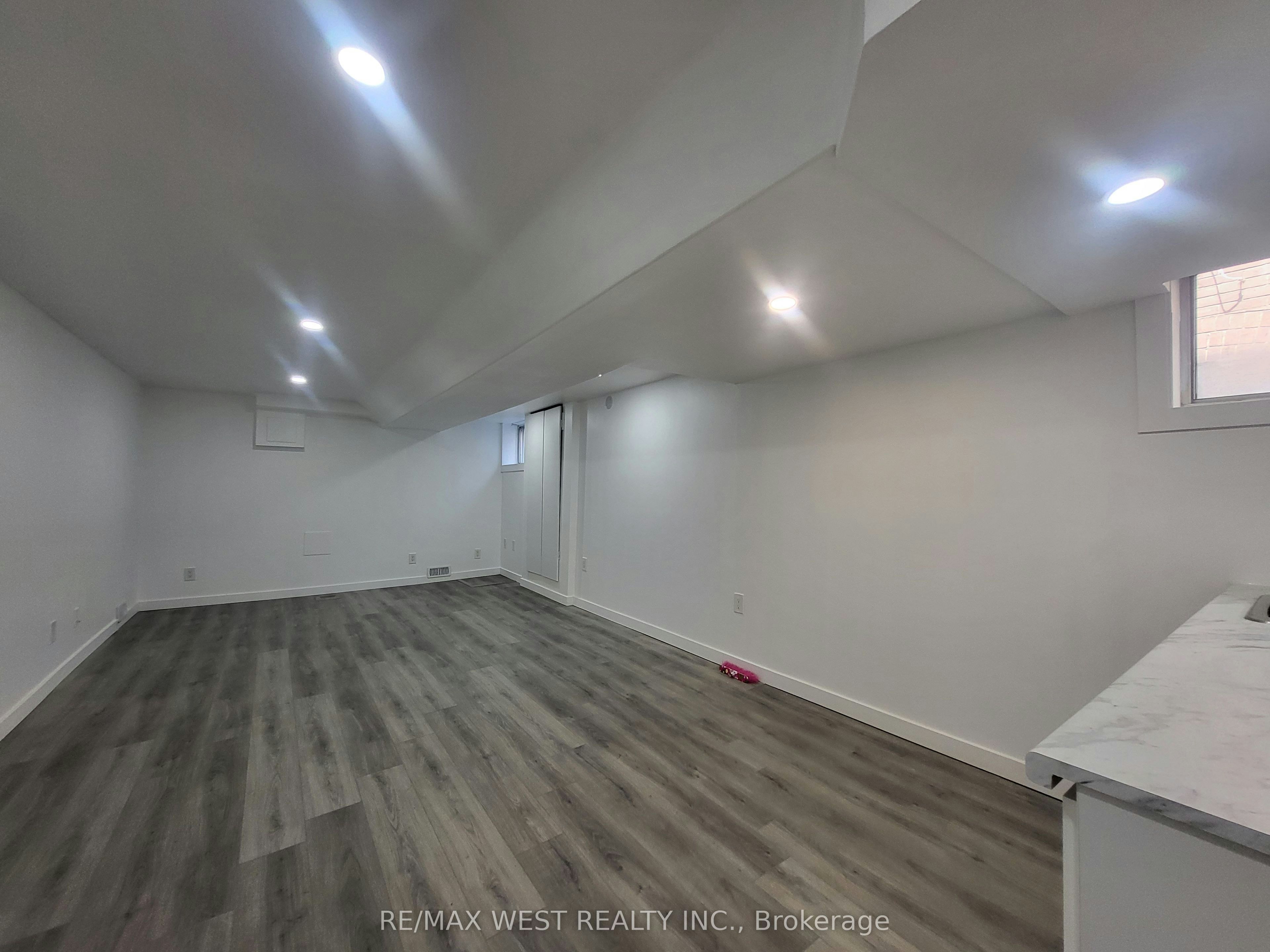 Lower-975 Broadview Avenue, Toronto, ON, M4K 2R9 - 4