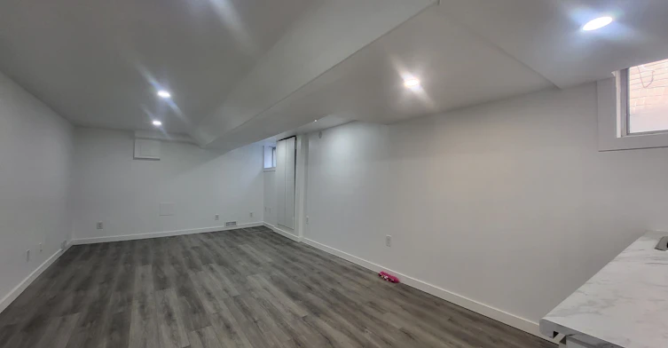 Lower-975 Broadview Avenue, Toronto, ON, M4K 2R9 - 4
