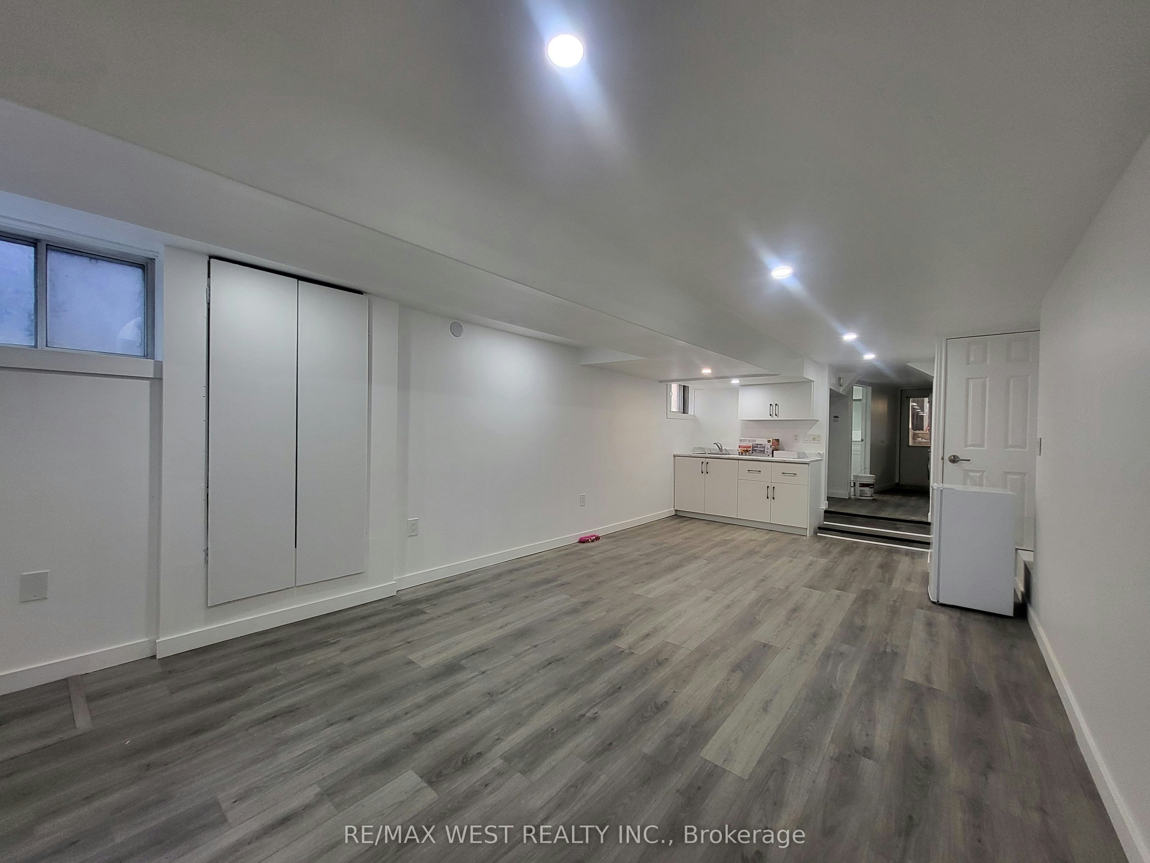 Lower-975 Broadview Avenue, Toronto, ON, M4K 2R9 - 5
