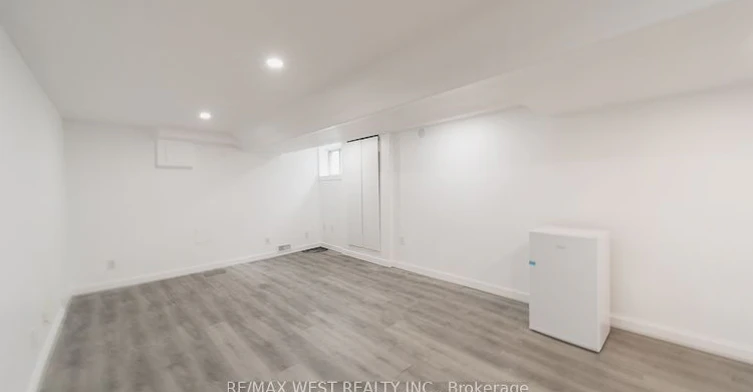Lower-975 Broadview Avenue, Toronto, ON, M4K 2R9 - 3
