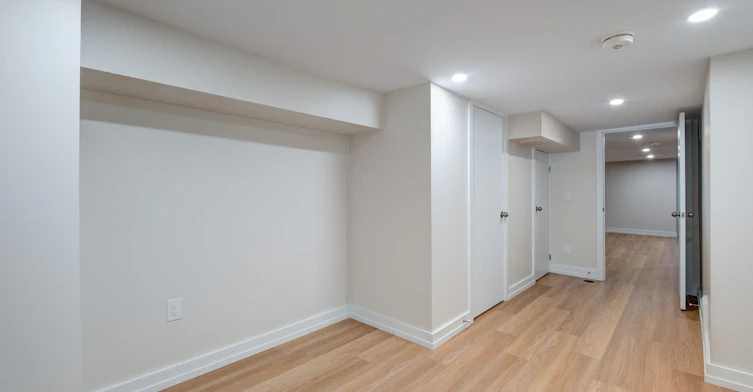 Lower-3 Muriel Avenue, Toronto, ON, M4J 2X8 - 5