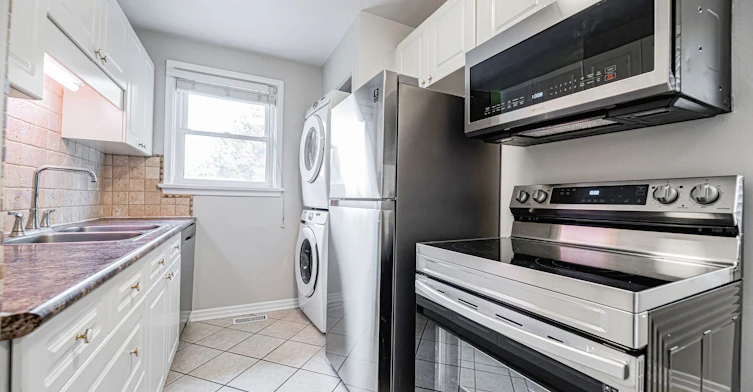 Main-443 Emerald Avenue, Oshawa, ON, L1J 1K3 - 9