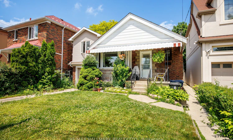 8 Davies Crescent