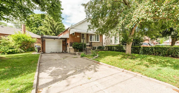 #bsmt-240 Parkview Hill Crescent, Toronto, ON, M4B 1S3