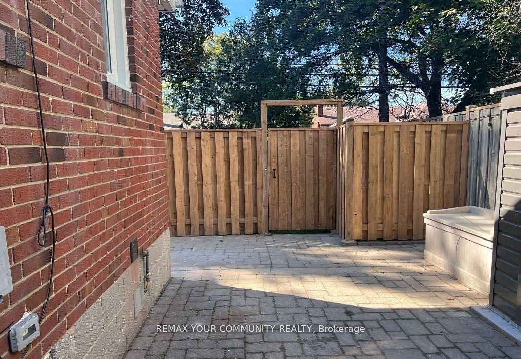 16 Robertsfield Crescent, Toronto, ON, M1R 2X2 - 3
