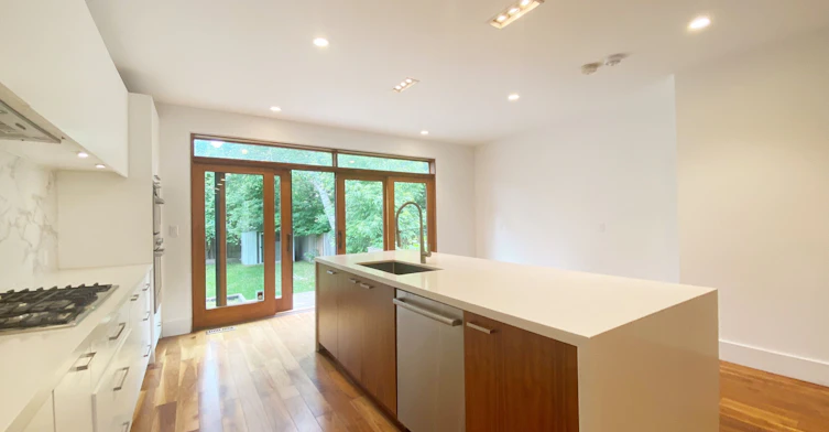 32 Elmer Avenue, Toronto, ON, M4L 3R7 - 7