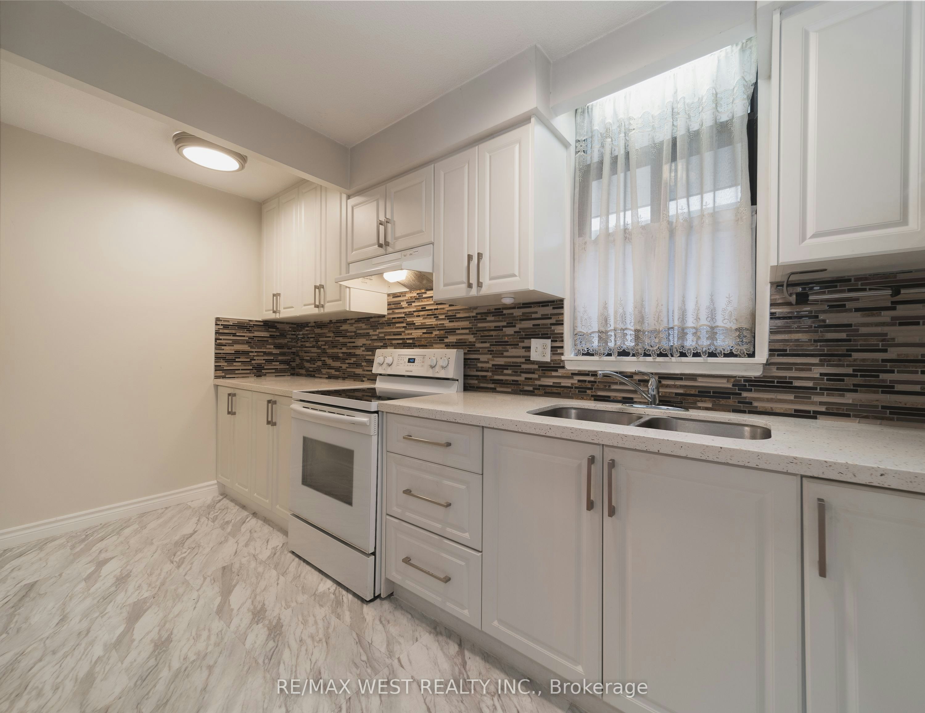 1-202-50 Old Kingston Road, Toronto, ON, M1E 4Y1