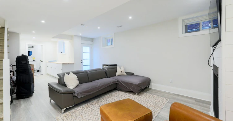 35 Dingwall Avenue, Toronto, ON, M4J 1C4 - 29