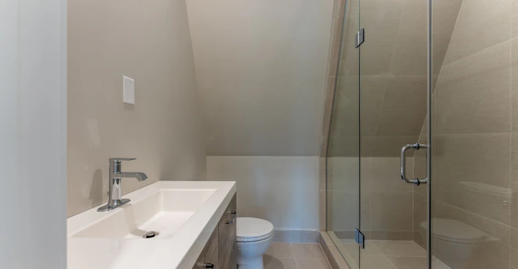 4-352 Jones Avenue, Toronto, ON, M4J 3G3 - 9