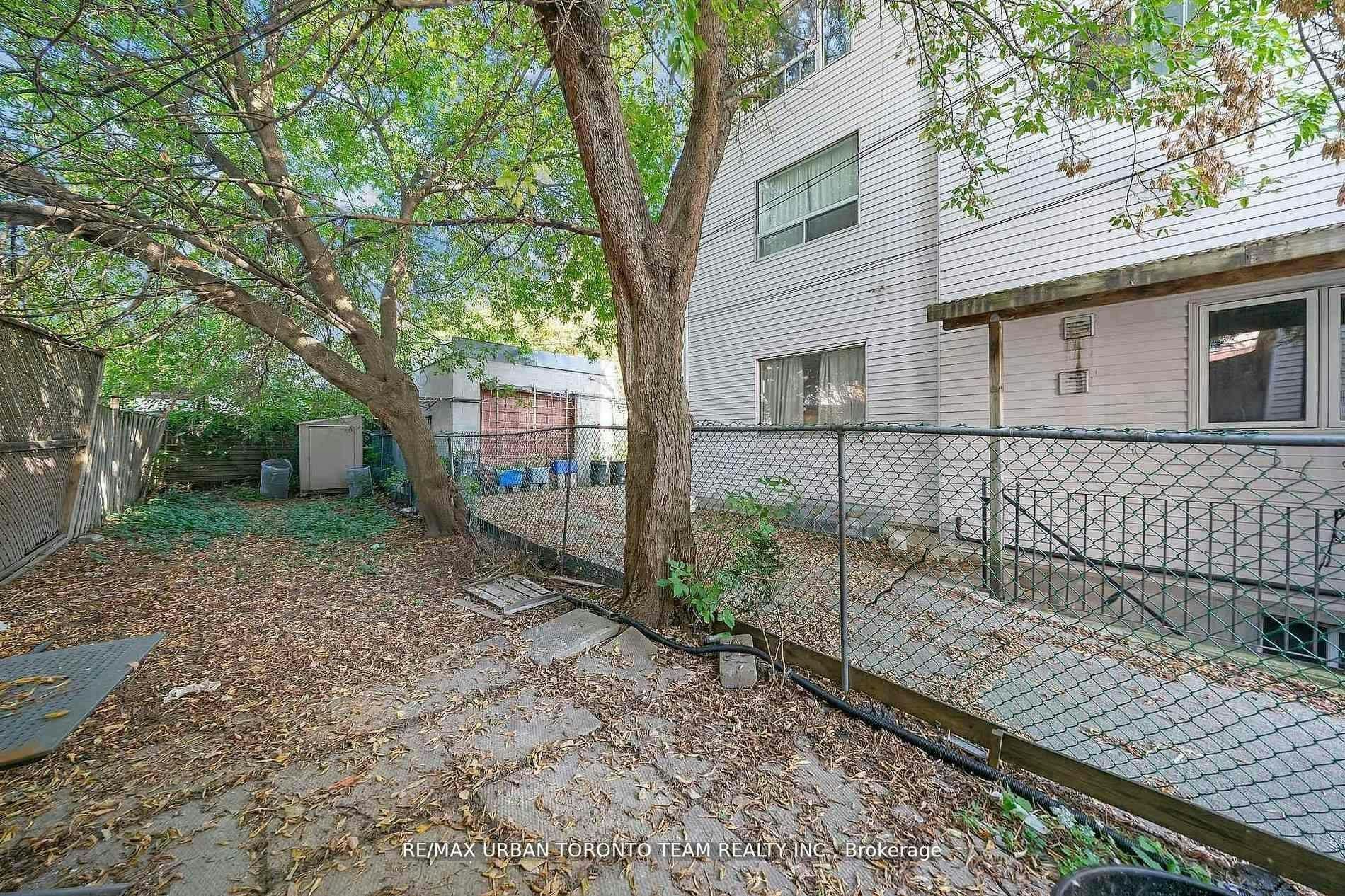 Main-880 Dundas Street E, Toronto, ON, M4M 1R3 - 14