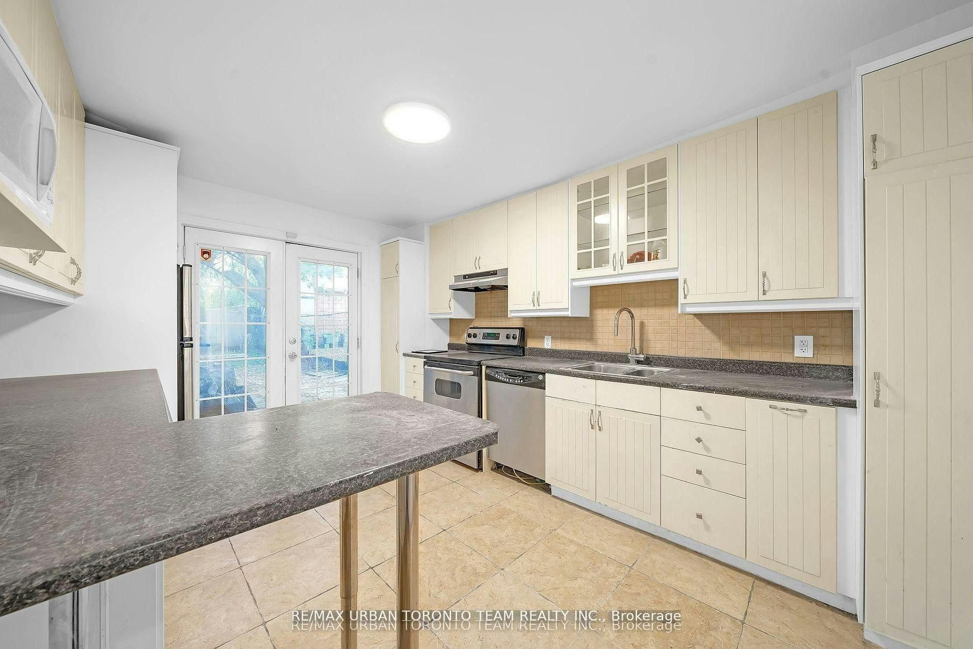 Main-880 Dundas Street E, Toronto, ON, M4M 1R3 - 10