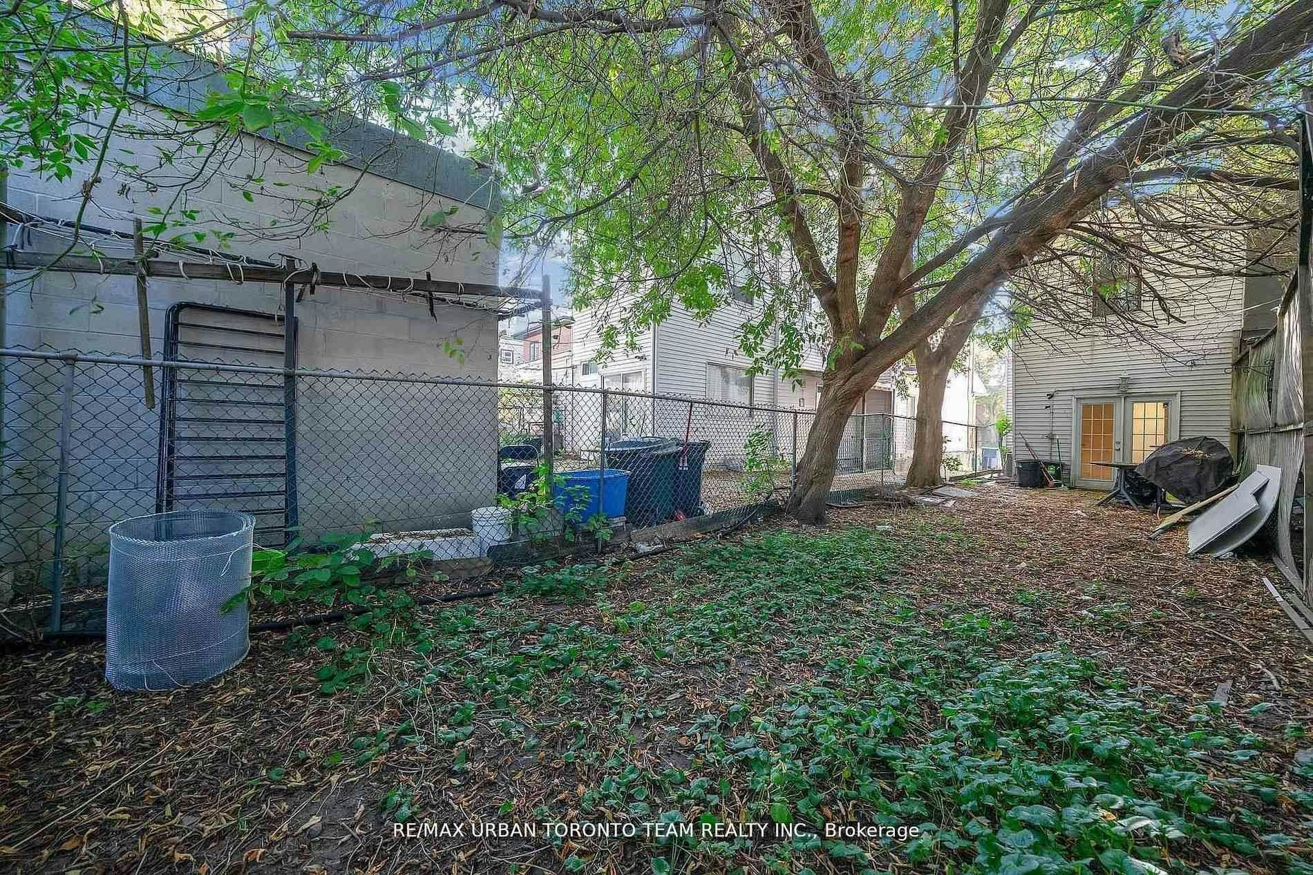 Main-880 Dundas Street E, Toronto, ON, M4M 1R3 - 17