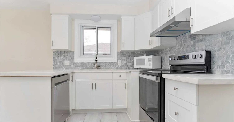 98 Wayne Avenue, Oshawa, ON, L1G 3P9 - 4