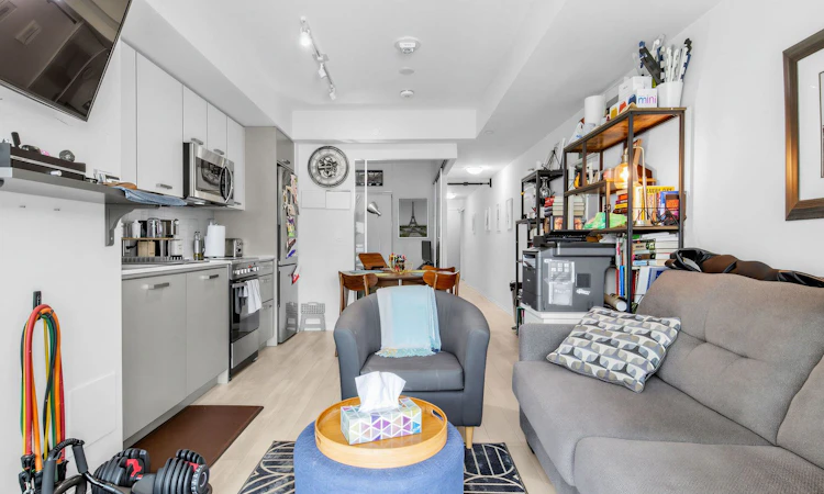 211-1630 Queen Street E