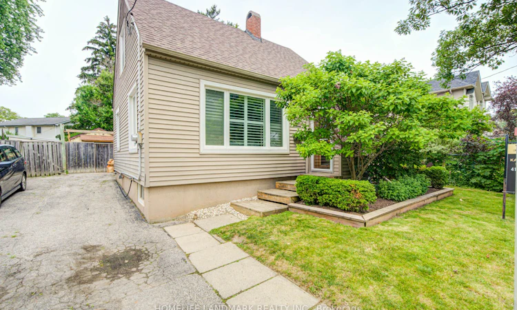 16 Warvet Crescent