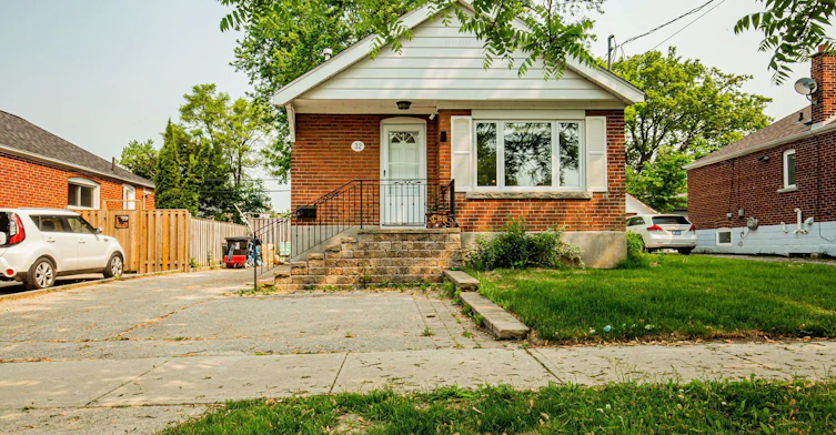 32 Florens Avenue, Toronto, ON, M1L 1R6 - 2