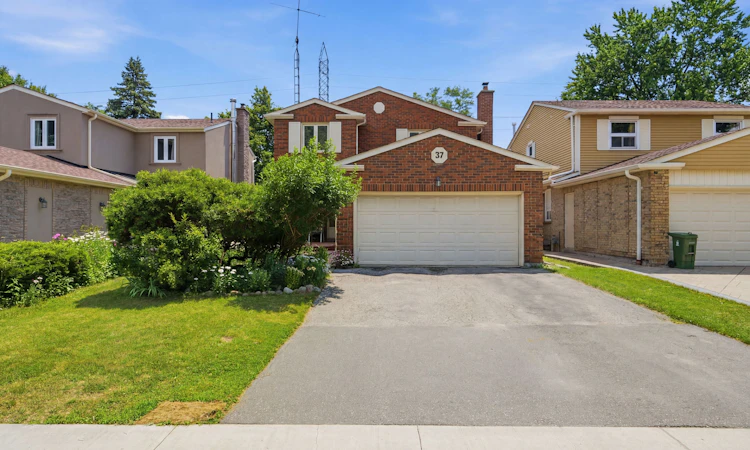 37 Longbow Square