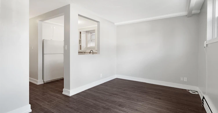Lower-15 Virginia Avenue, Toronto, ON, M4C 2S6 - 4