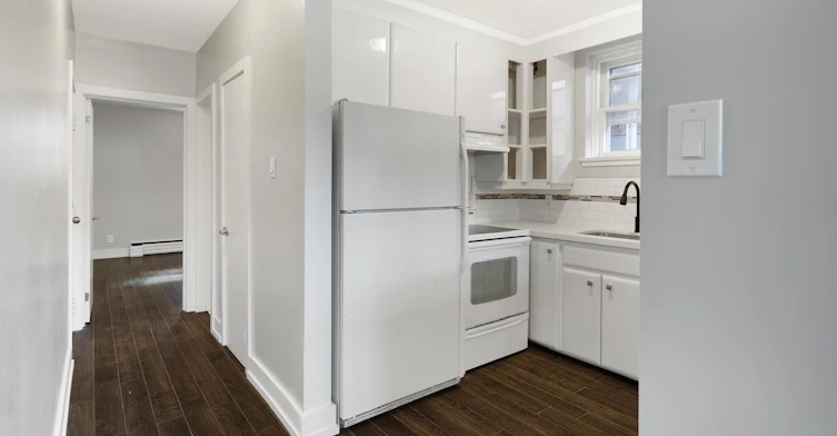 Lower-15 Virginia Avenue, Toronto, ON, M4C 2S6 - 5