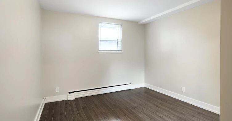 Lower-15 Virginia Avenue, Toronto, ON, M4C 2S6 - 9