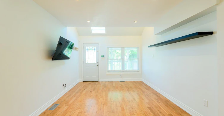 527 Craven Road, Toronto, ON, M4L 2Z6 - 4