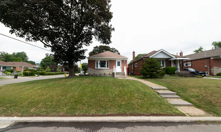 2 Midholm Drive